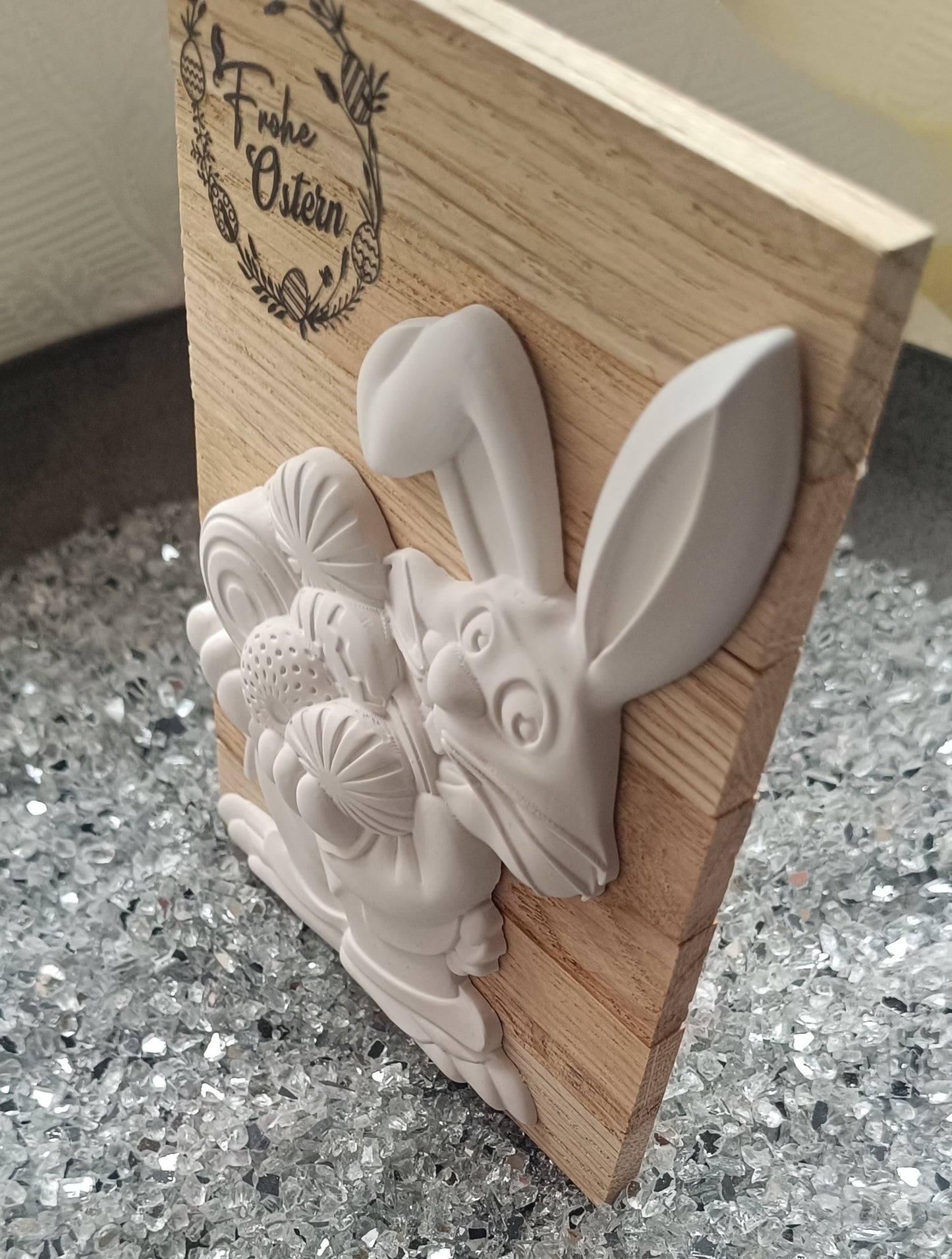 Osterhase auf Holz B=12cm H=15cm