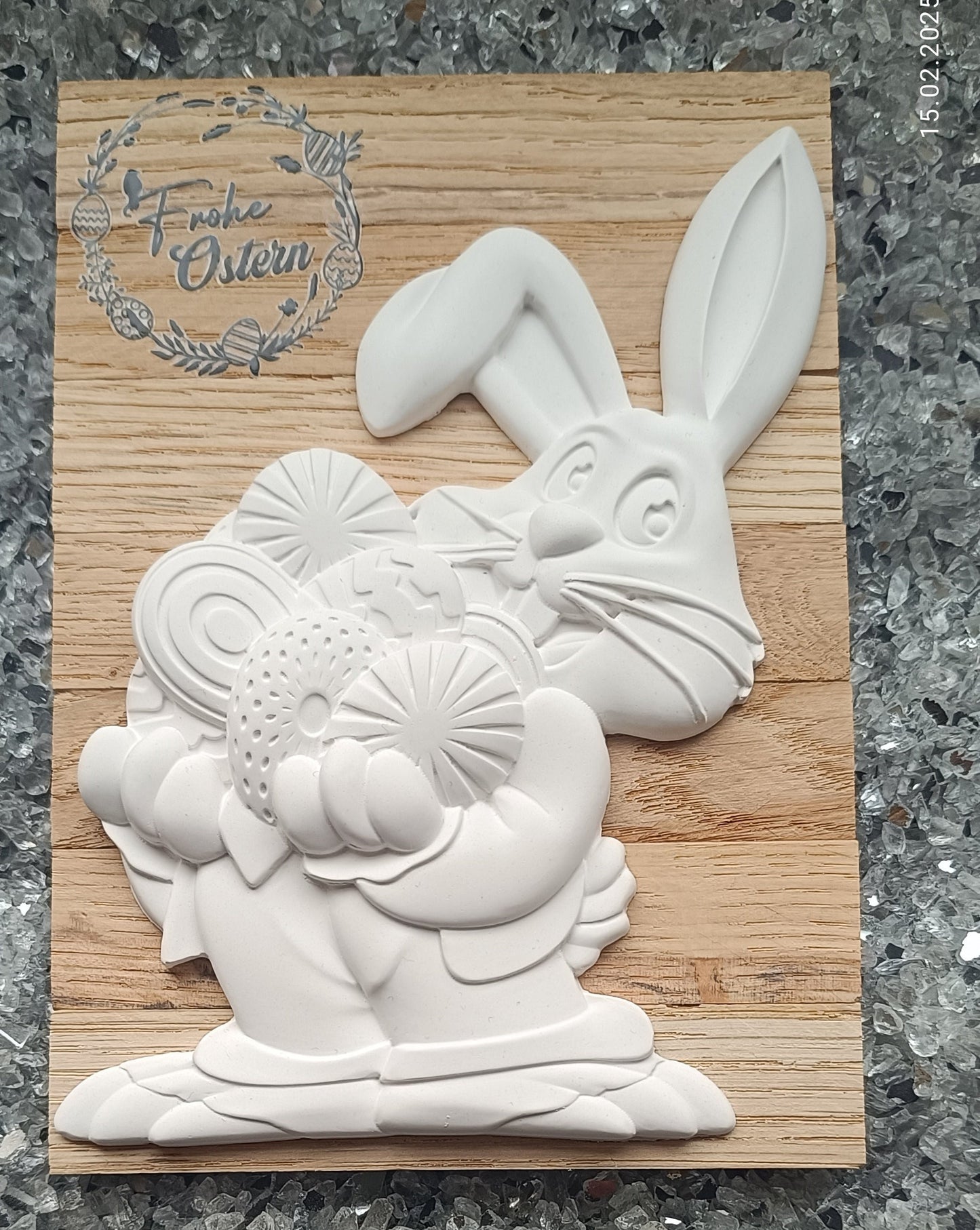 Osterhase auf Holz B=12cm H=15cm