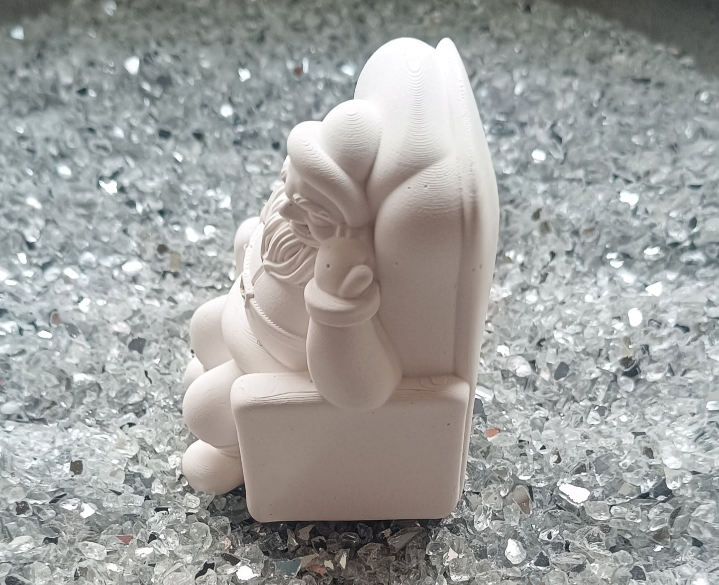 Weihnachtsmann im Sessel H=8,5cm B=6cm