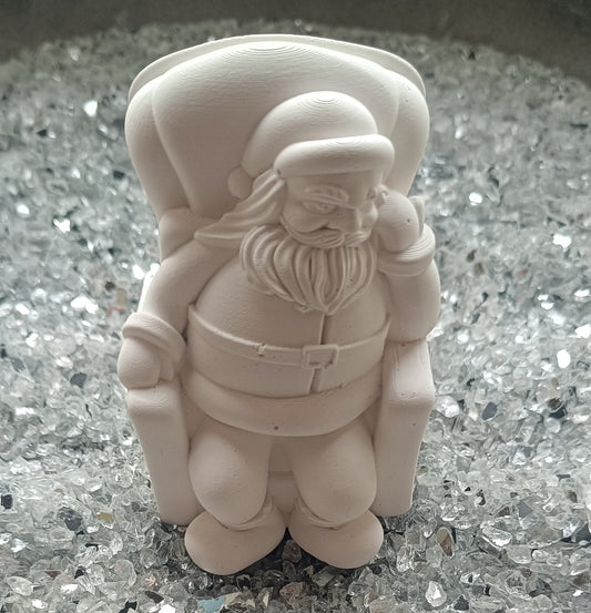 Weihnachtsmann im Sessel H=8,5cm B=6cm