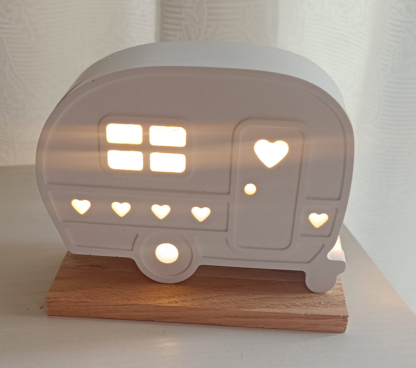 Wohnwagen auf Holzsockel