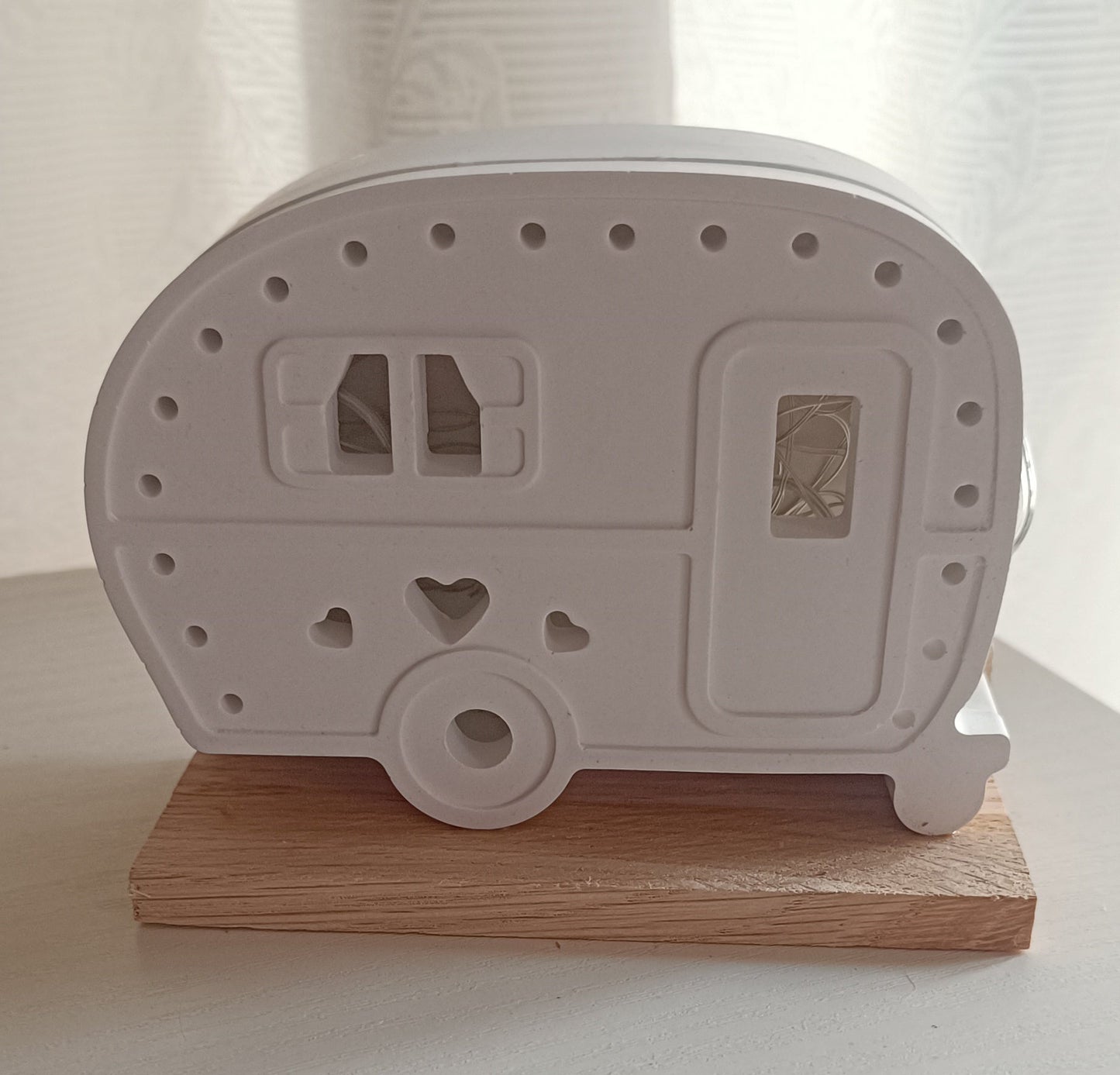 Wohnwagen auf Holzsockel