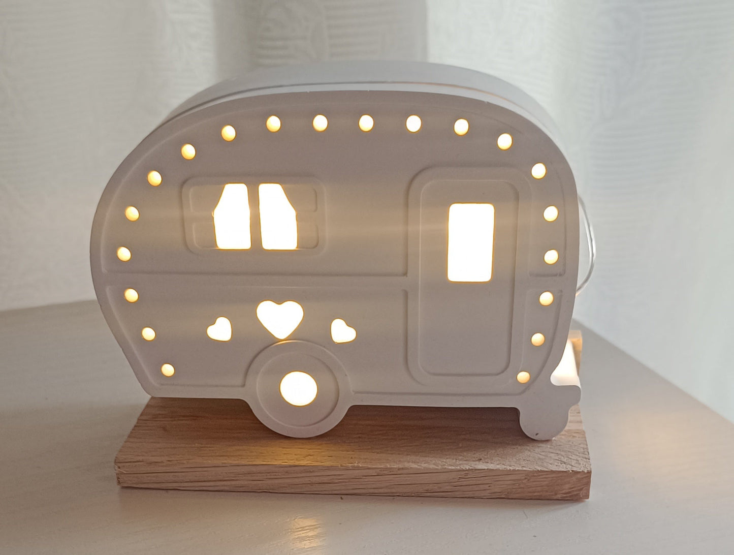 Wohnwagen auf Holzsockel