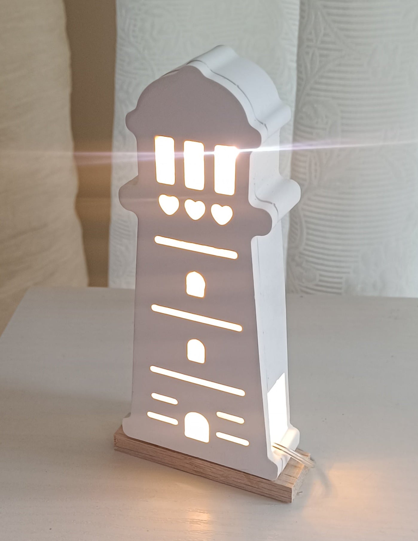 Leuchtturm auf Holzsockel